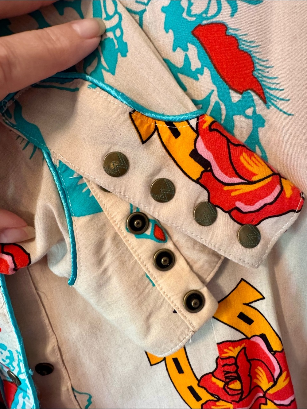 Wrangler Beige Button-Down Shirt with Red Rose & Teal Western Motif - Picture 7 of 8